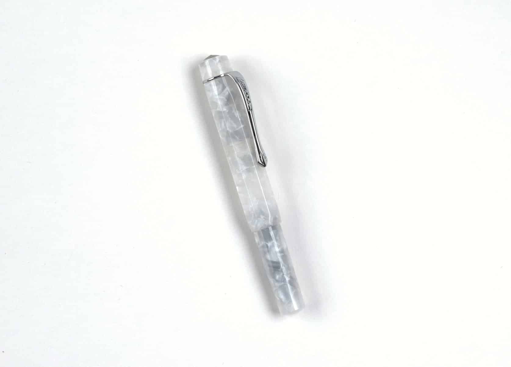 White fountain pen with mineral-like pattern and silver-coloured accents.